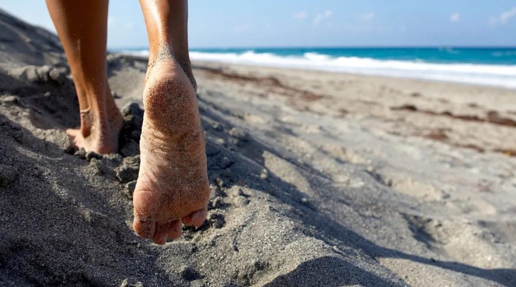 Pies sanos caminando por la playa - Clínica Podogral Barcelona
