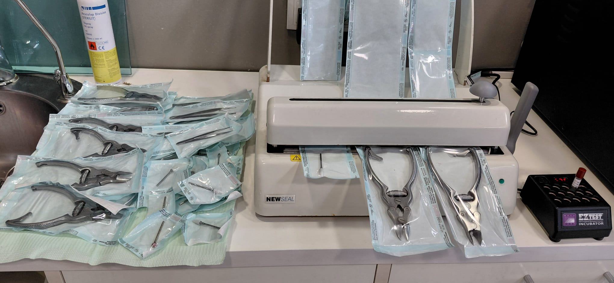 Zona de esterilización e instrumental envasado de Clínica Podogral